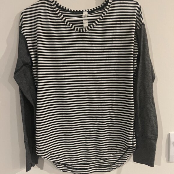 Lululemon striped long sleeve size 2 - Picture 5 of 7